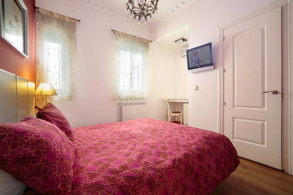 Hostal Adria Santa Ana มาดริด ภายนอก รูปภาพ