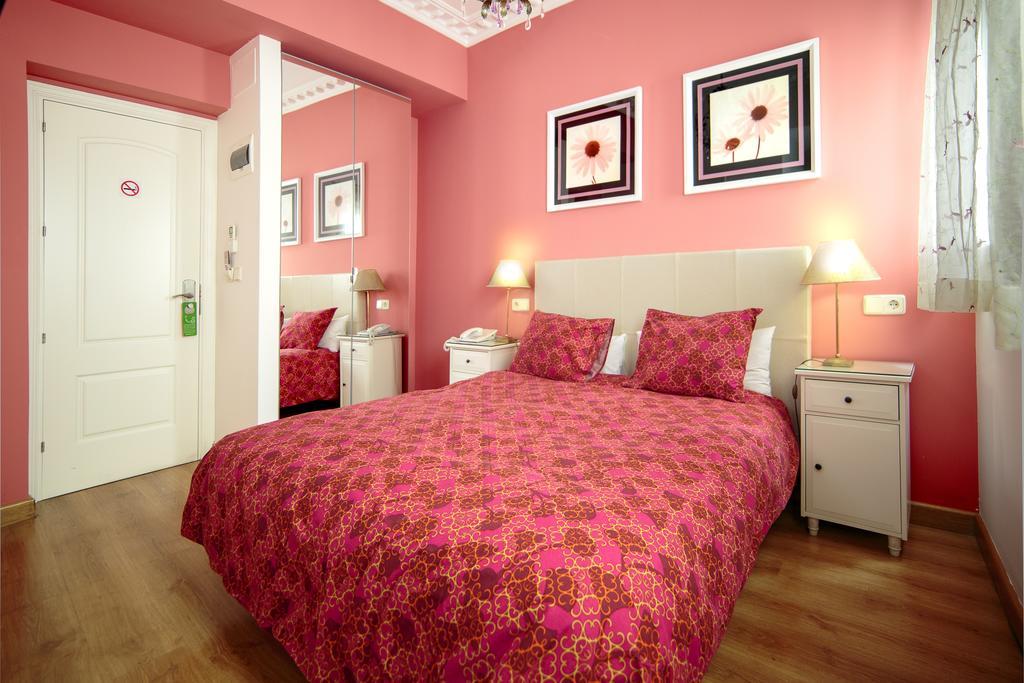 Hostal Adria Santa Ana มาดริด ภายนอก รูปภาพ