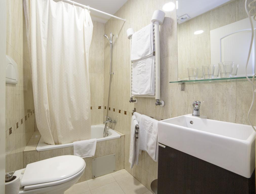 Hostal Adria Santa Ana มาดริด ภายนอก รูปภาพ