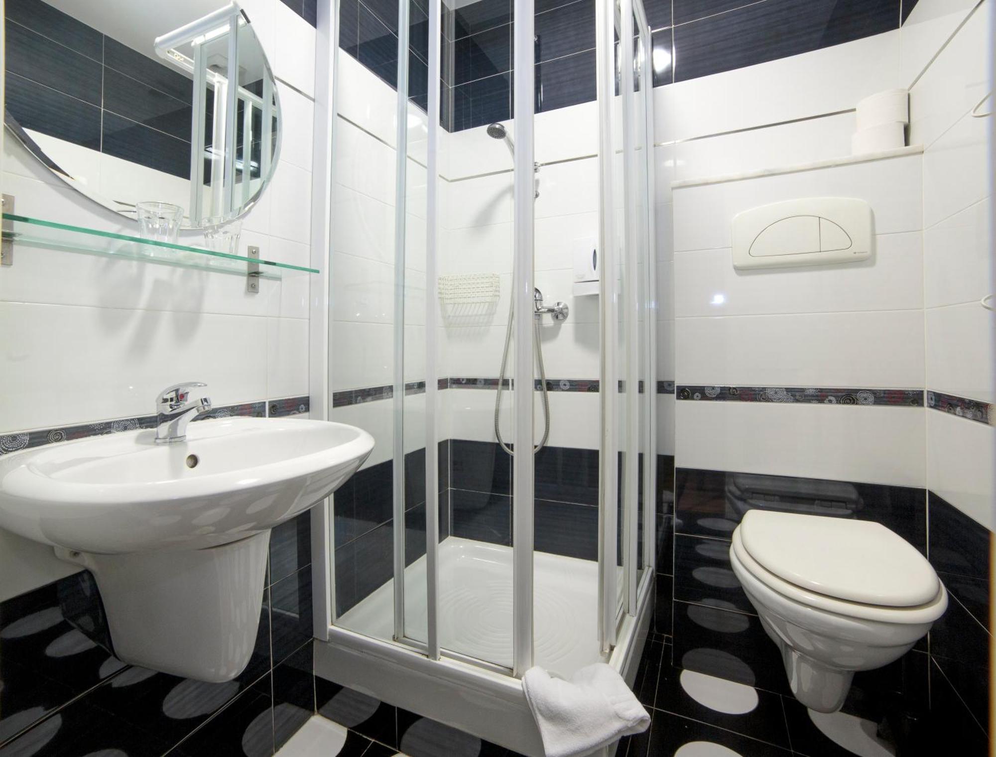 Hostal Adria Santa Ana มาดริด ภายนอก รูปภาพ