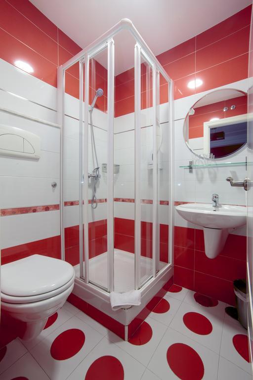 Hostal Adria Santa Ana มาดริด ภายนอก รูปภาพ