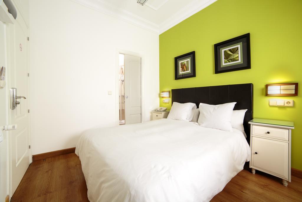 Hostal Adria Santa Ana มาดริด ภายนอก รูปภาพ