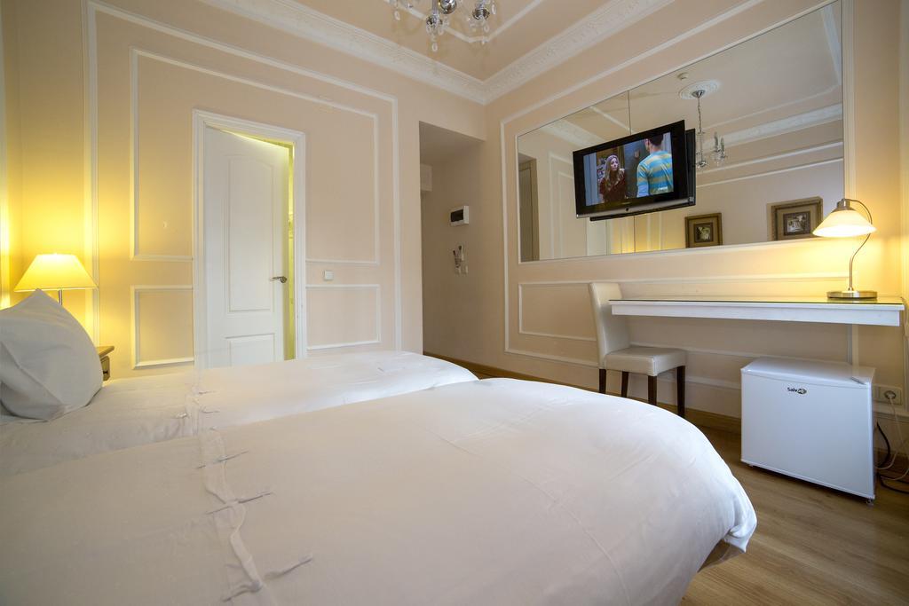 Hostal Adria Santa Ana มาดริด ภายนอก รูปภาพ