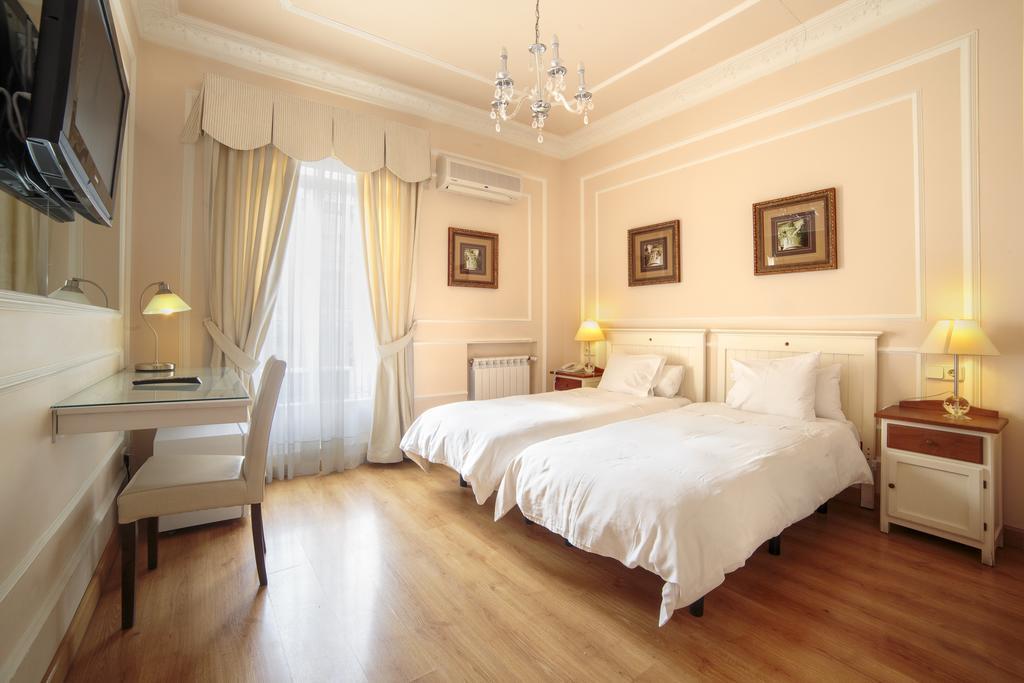 Hostal Adria Santa Ana มาดริด ภายนอก รูปภาพ