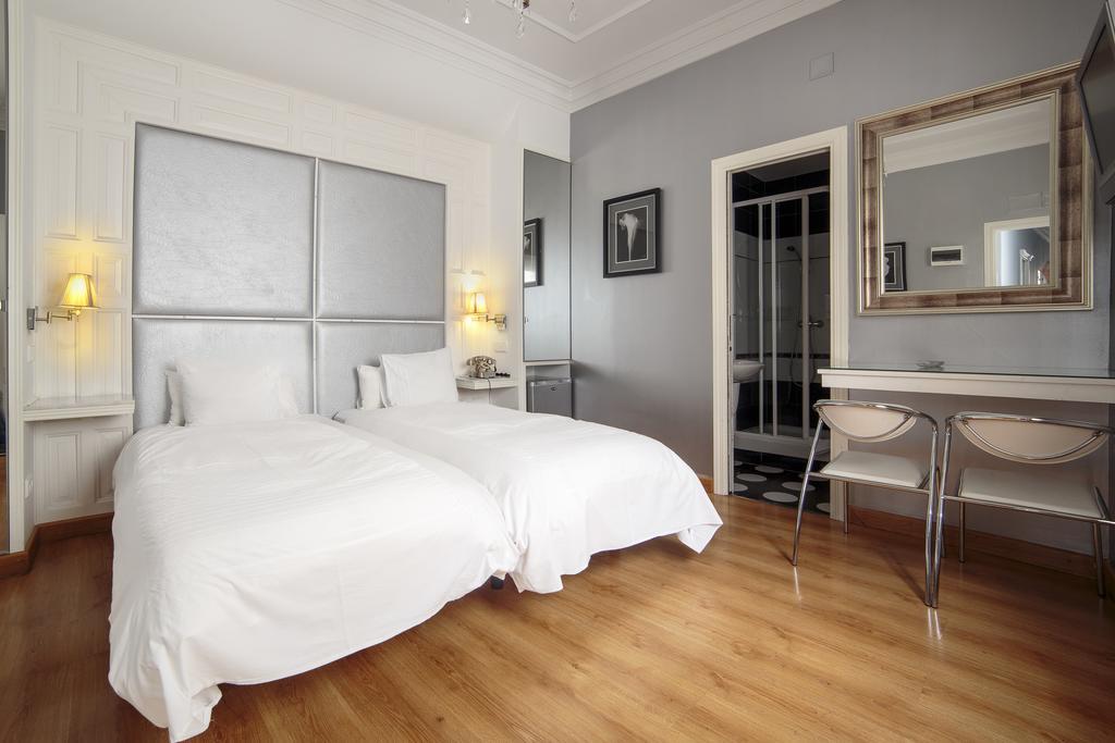 Hostal Adria Santa Ana มาดริด ภายนอก รูปภาพ