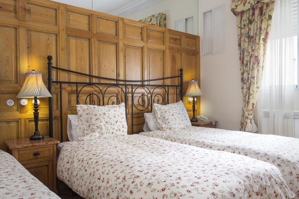 Hostal Adria Santa Ana มาดริด ภายนอก รูปภาพ